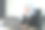 年轻的穆斯林女商人在现代办公室的笔记本电脑上工作图片下载