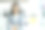 特写自信的女人双臂交叉对着相机微笑的肖像。图片下载