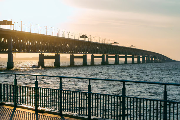 现代桥梁艺术与设计图片下载