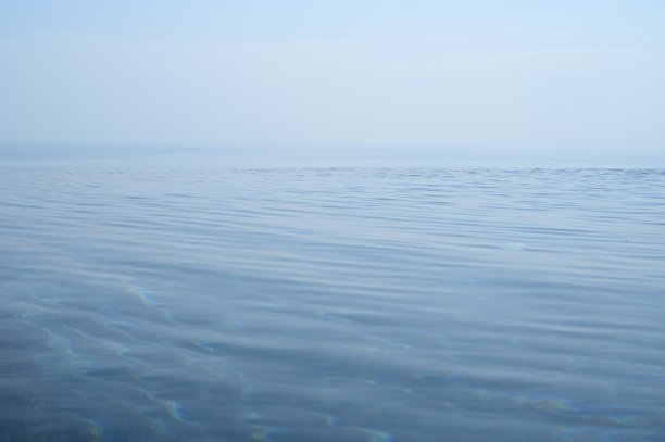 游泳池设计有蓝天和阳光图片下载