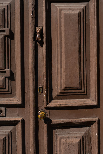 碎裂的棕色木门纹理。图片下载