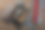 男人的配件。男人的风格。领带、智能手机、香水、钱包、名片，背景是棕色的木头。平的。图片下载
