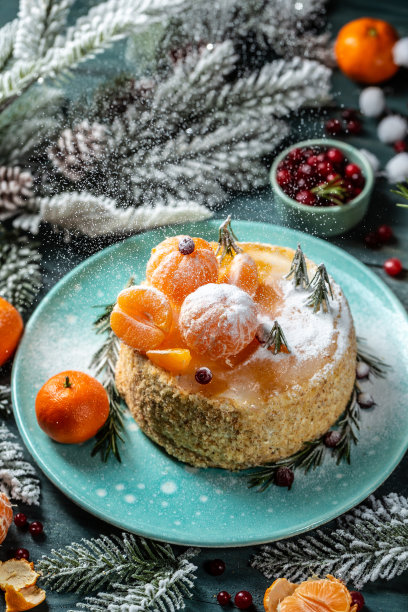 自制的圣诞陈皮蛋糕配上白色奶油，冷杉树枝立在上面。迷迭香做成圣诞树大气的照片。垂直的图像图片下载