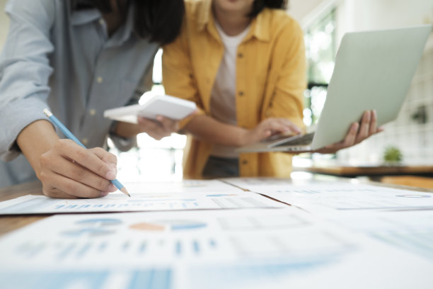 年轻的亚洲商业女性在办公室的笔记本电脑上聊天，计划分析投资和营销。图片下载