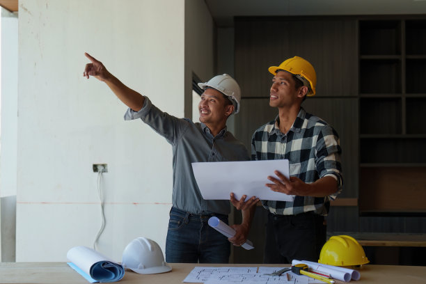 专业的建筑设计师、结构工程师团队同事讨论建筑方案设计方案图片下载