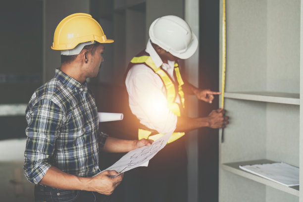 专业的建筑设计师、结构工程师团队同事讨论建筑方案设计方案图片下载