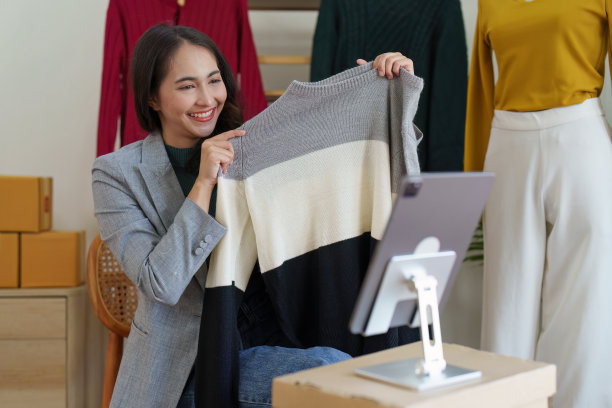 亚洲女性时装设计师布裁缝创意工作的新系列。快乐的网上商店老板准备运输订单图片下载
