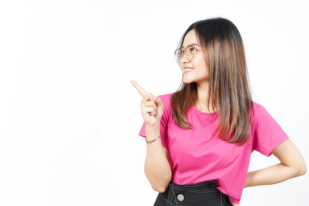 展示产品，用美丽的亚洲女人的食指指向一边，隔离在白色上图片下载