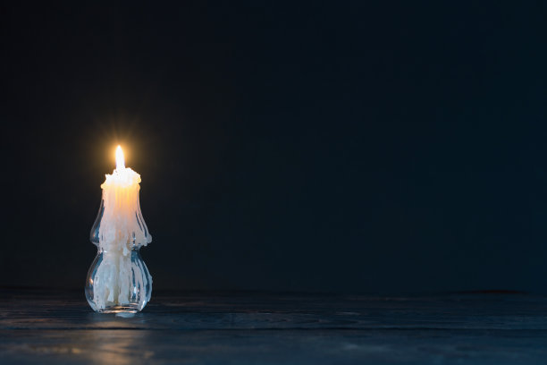 燃烧的蜡烛在玻璃烛台形状的圣诞树图片下载