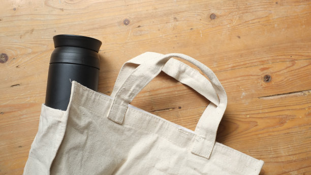 玻璃杯和手提袋图片下载