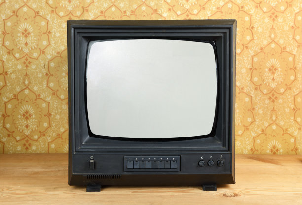 老式电视上的木制古董衣柜，老设计在家里图片下载