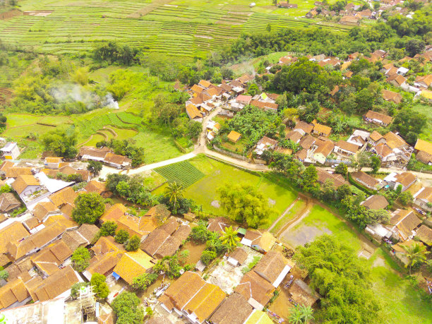 被居民区包围的空中山丘图片下载