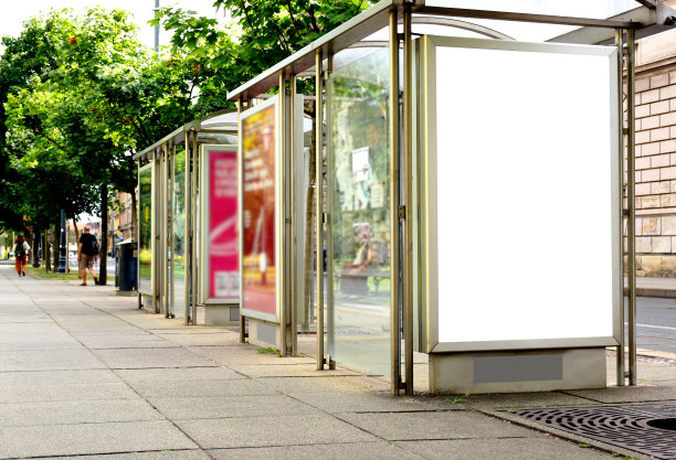 电车站巴士候车亭的合成拼贴图像。模型背景图片下载