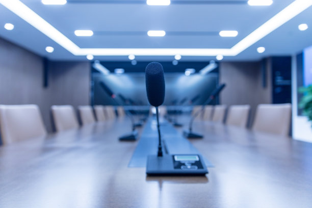 空的会议室里有麦克风图片下载
