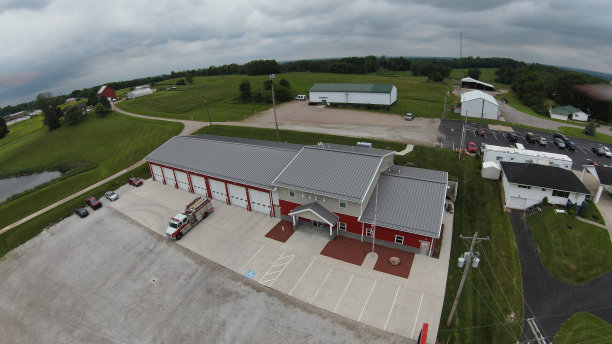 在一个偏远地区的一个大建筑的空中全景图片下载