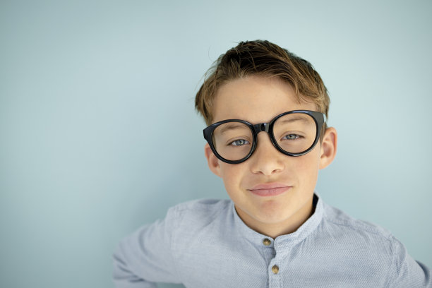 年轻帅气的男孩，戴着大大的黑眼镜图片下载