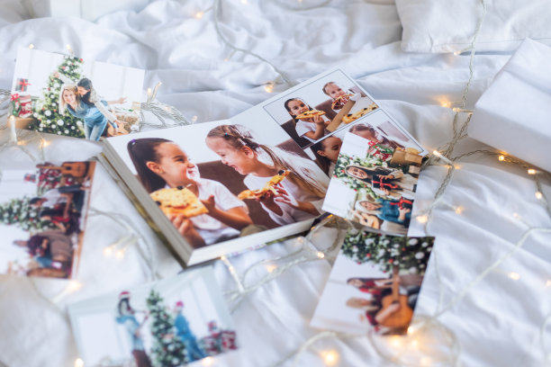 圣诞彩灯背景下孩子们的照片图片下载