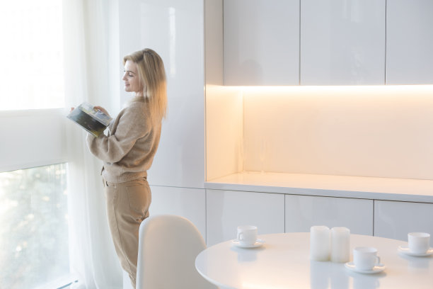 有相册的快乐年轻女子图片下载