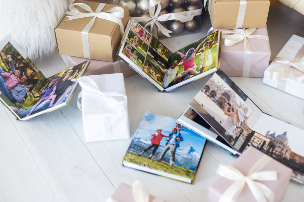 圣诞树下的相册被圣诞礼物包围着图片下载