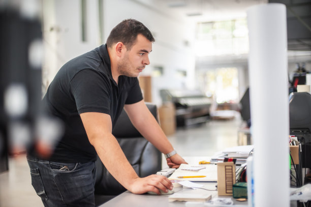 在现代化印刷厂工作的专业工人、版画家和操作工图片下载