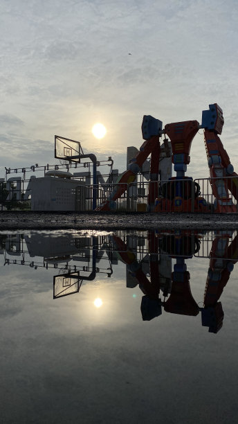 公园里操场的倒影图片下载