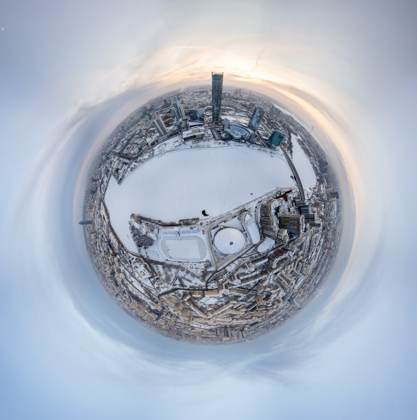 空中冬季城市景观与十字路口和道路，房屋，建筑物，公园和桥梁。直升飞机。小球模式。图片下载