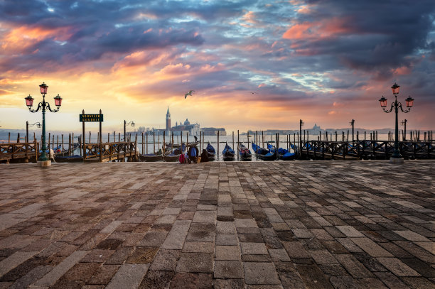 威尼斯空荡荡的圣马可广场上贡多拉的日出全景图片下载