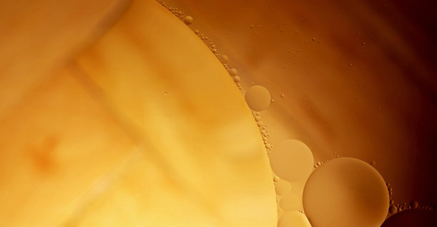 棕色油球在水中和气泡的抽象背景图片下载