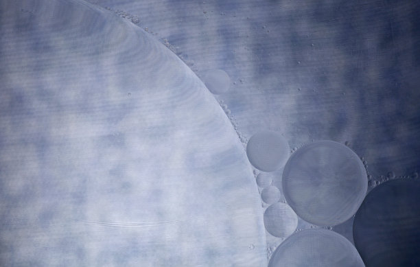 蓝色油球在水中和气泡的抽象背景图片下载