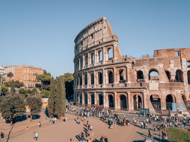 意大利罗马斗兽场的正面照片，人们在蓝天下四处张望图片下载