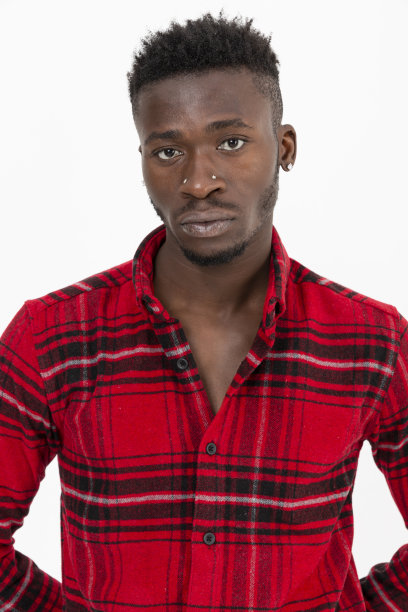 白人背景下穿着冬季衬衫的黑人。图片下载