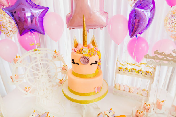 蛋糕，纸杯蛋糕和迷你蛋糕站在节日桌子在b图片下载