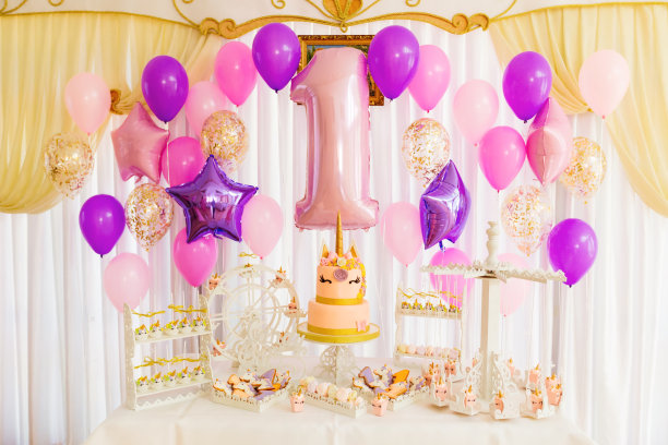 许多用氦气充气的气球装饰糖果棒图片下载