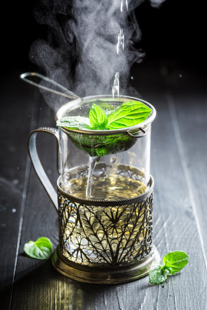 用细丝玻璃冲泡新鲜绿茶图片下载