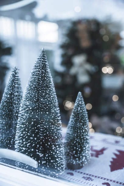 特写的圣诞装饰和圣诞树装饰物在木头桌子上庆祝圣诞和新年快乐。图片下载