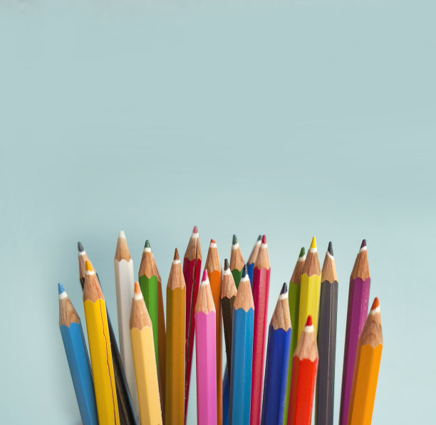 彩色铅笔与复制空间在黄色背景图片下载