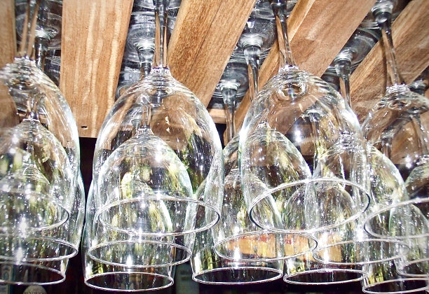 在酒吧挂干净的玻璃器皿图片下载