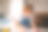 小孩子在家里的儿童桌上用毡头笔画画。图片下载