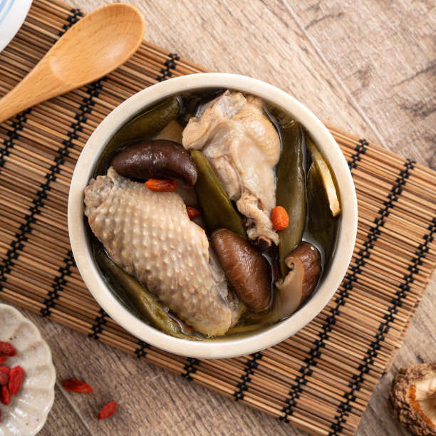 美味的台湾去皮青辣椒香菇枸杞鸡汤。图片下载