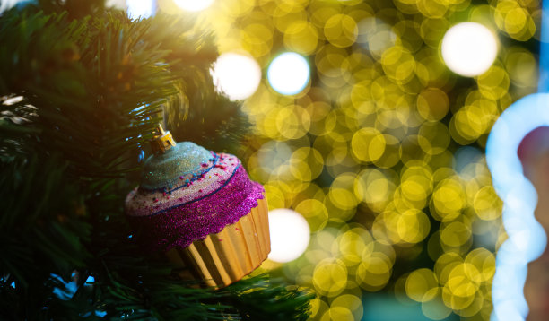 圣诞快乐，近距离彩色球，礼品盒和圣诞祝福图片包裹装饰在绿色圣诞树背景装饰在圣诞节和新年。图片下载