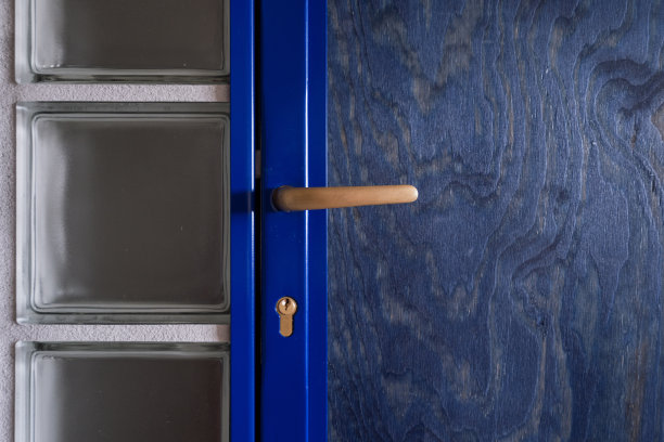 卧室蓝色木门上有金属把手图片下载