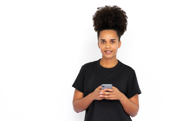 快乐的年轻女子使用手机的肖像图片下载