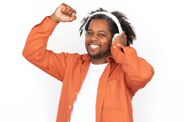 中年成年男子的肖像，戴着耳机，做出胜利的手势图片下载