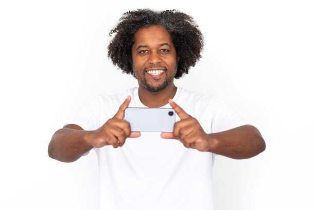 快乐的中年成年男子手持手机的肖像图片下载