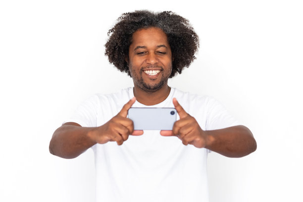 快乐的中年成年男子肖像自拍或观看视频图片下载