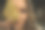 女孩看着镜头，用一片树叶合上一只眼睛图片下载