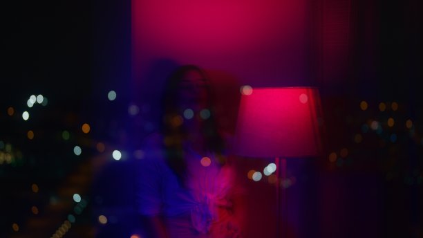 年轻和时尚的女人在晚上的肖像图片下载