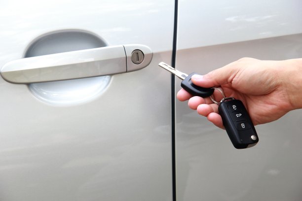 男人手里拿着车钥匙图片下载