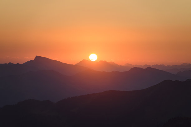山上日出的美景图片下载