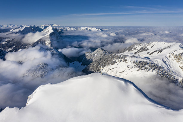 鸟瞰山顶上的雪山图片下载